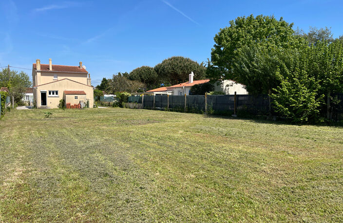 Terrain à batir de 709 m² entre La Cotinière et Saint Pierre. — photo 2