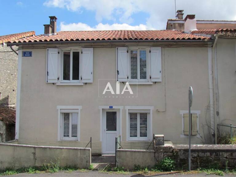 Maison centre de RUFFEC — photo 1