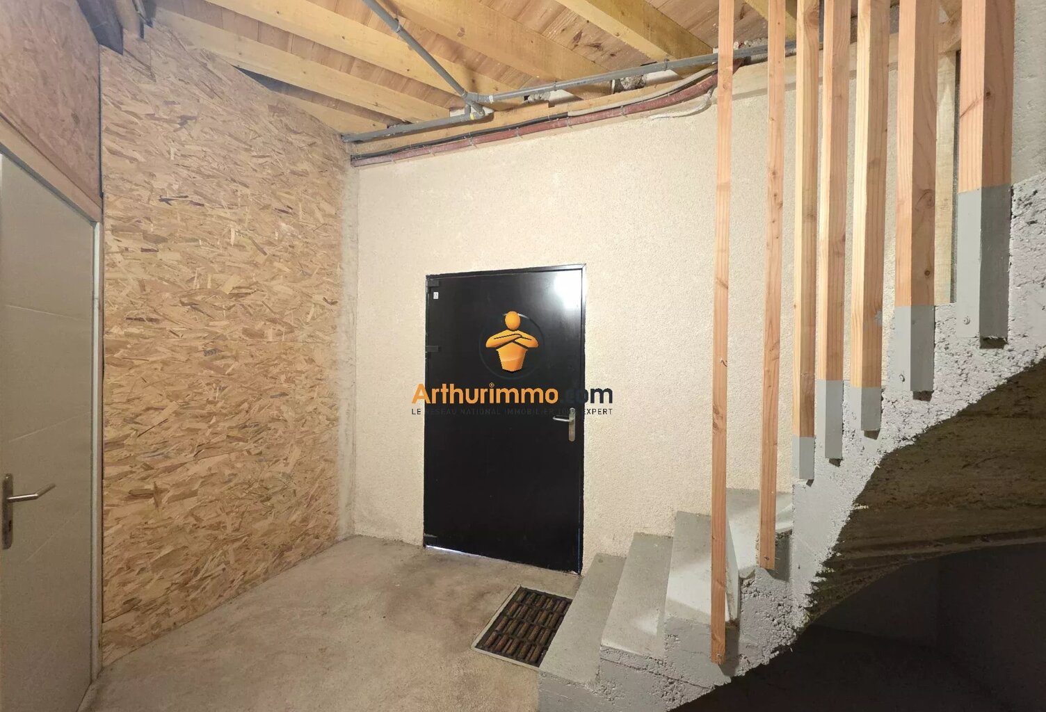 Ensemble immobilier : Hangar libre d'ocupant + Appartement T2 loué — photo 1