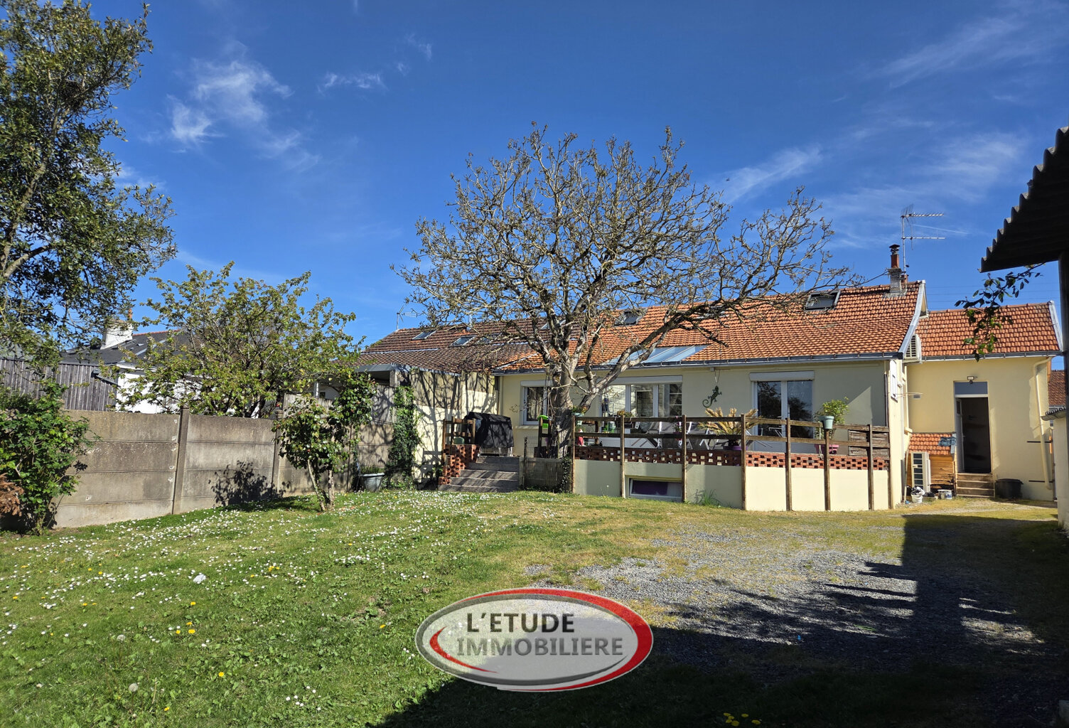 LA MONTAGNE bourg : Maison de 132 m2 (+100 m2 d'annexes) sur — photo 1