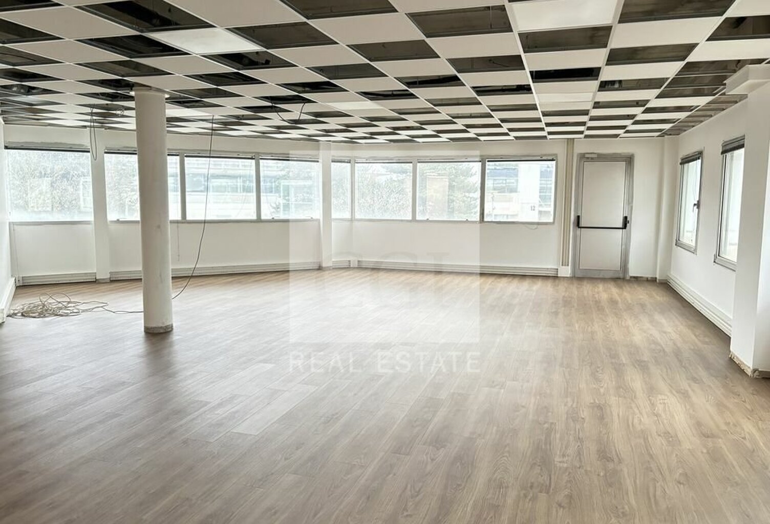 BUREAUX à LOUER — photo 1