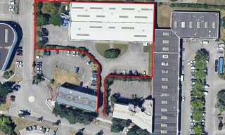 Commerce  1978 m² à louer à Bron (69500)