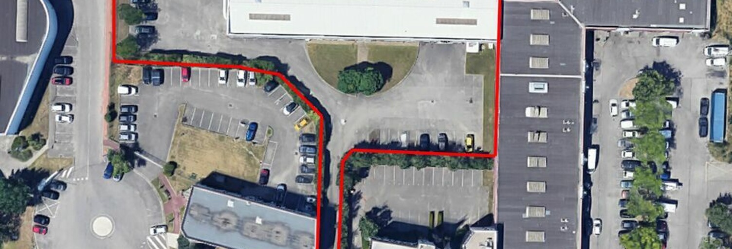 Commerce  1978 m² à louer à Bron (69500)