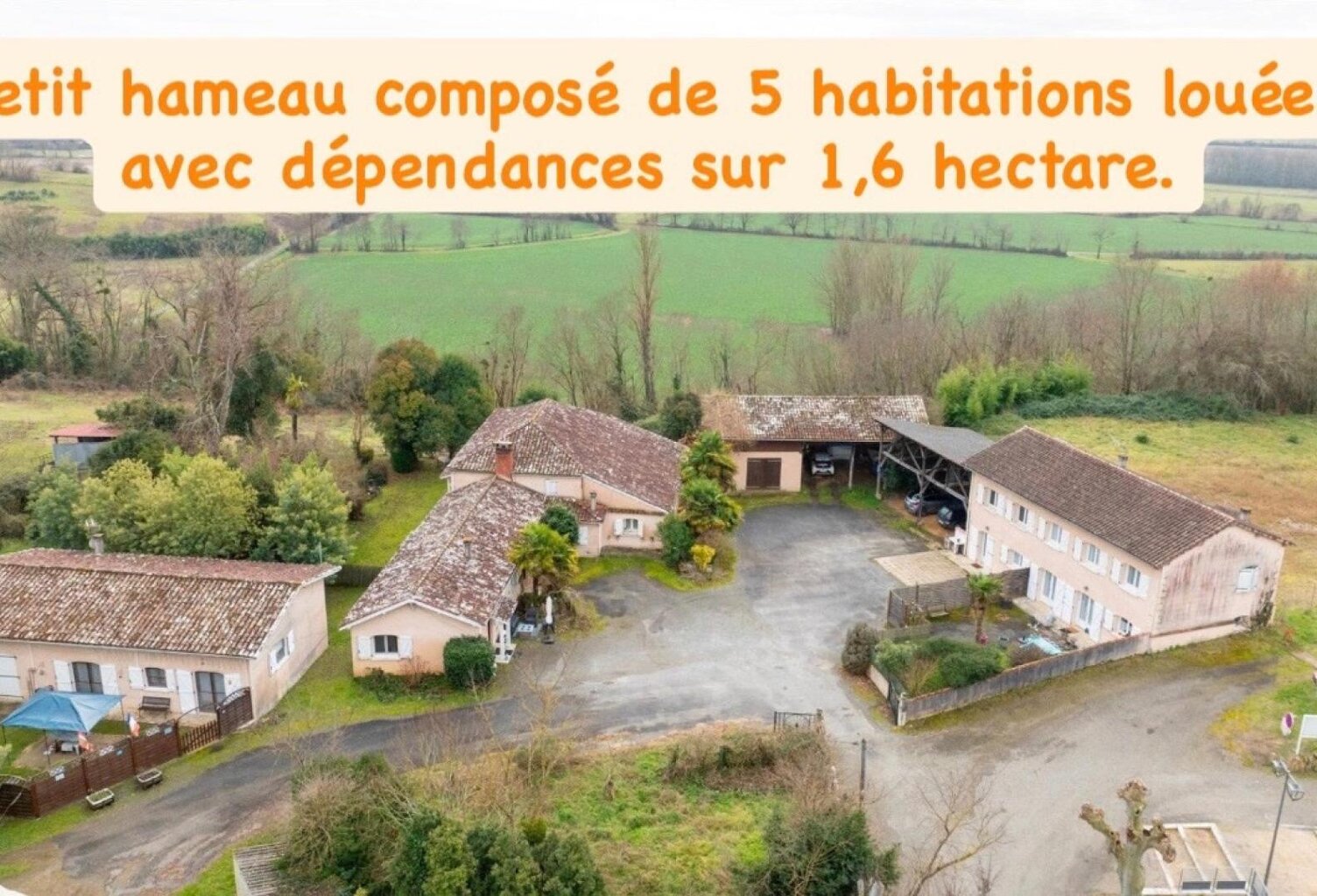 Hameau composé de 5 habitations avec garage et dépendance sur 16000m² de terrain. — photo 1