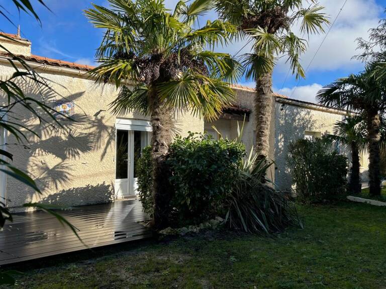 Pont L'Abbé d'Arnoult, vaste maison de plain pied avec jardin planté et garage — photo 1