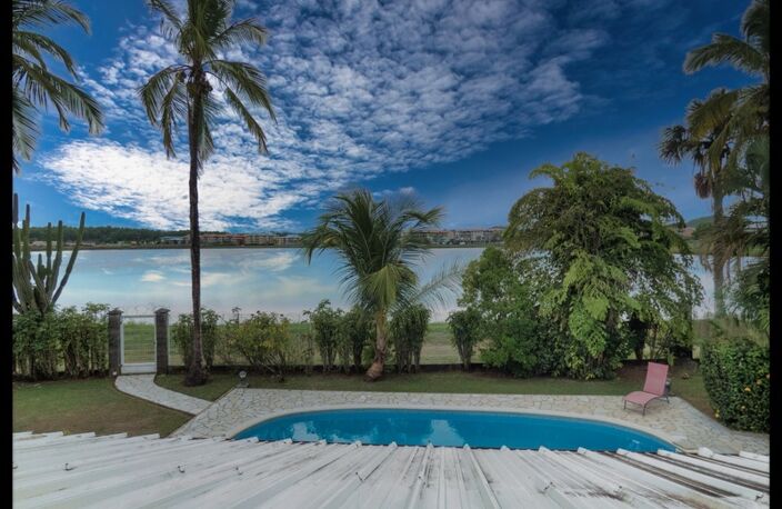 Villa d’architecte en briques de Guyane – volumes rares, piscine, jardin 1 141 m² – Kourou Lac Bois Chaudat — photo 3
