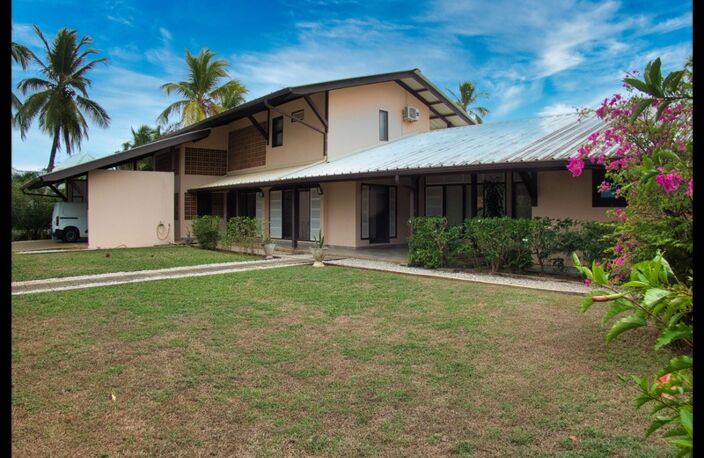 Villa d’architecte en briques de Guyane – volumes rares, piscine, jardin 1 141 m² – Kourou Lac Bois Chaudat — photo 4