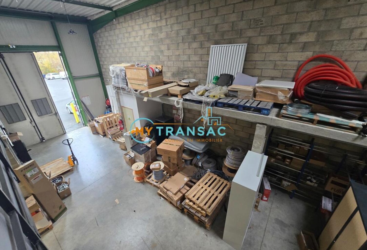 A LOUER - MY TRANSAC vous propose à la location un local industriel avec Porte sectionnelle et bureaux , à SAINT THIBAULT DES VIGNES avec un accès immédiat à l'A104 et A4 — photo 1