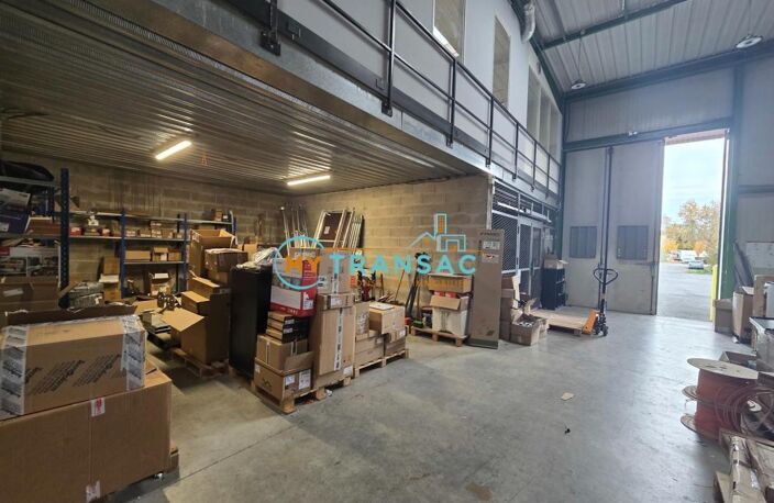 A LOUER - MY TRANSAC vous propose à la location un local industriel avec Porte sectionnelle et bureaux , à SAINT THIBAULT DES VIGNES avec un accès immédiat à l'A104 et A4 — photo 3