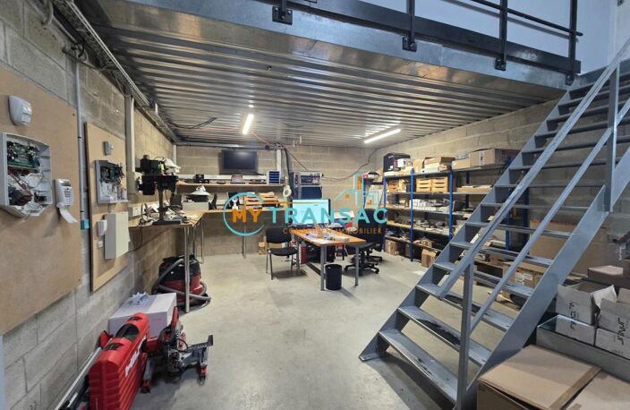 A LOUER - MY TRANSAC vous propose à la location un local industriel avec Porte sectionnelle et bureaux , à SAINT THIBAULT DES VIGNES avec un accès immédiat à l'A104 et A4 — photo 4