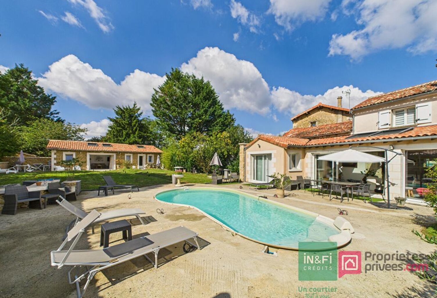 Maison de 220 m2 à Gizay avec deux logements indépendants, 5 chambres, jardin, piscine — photo 1