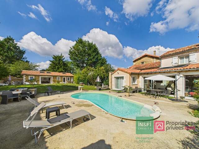Maison de 220 m2 à Gizay avec deux logements indépendants, 5 chambres, jardin, piscine — photo du bien