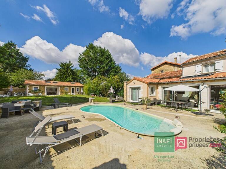 Maison de 220 m2 à Gizay avec deux logements indépendants, 5 chambres, jardin, piscine — photo 1