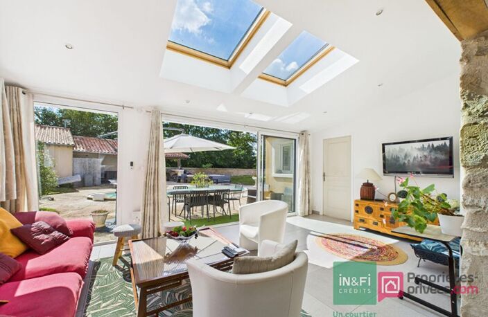 Maison de 220 m2 à Gizay avec deux logements indépendants, 5 chambres, jardin, piscine — photo 2
