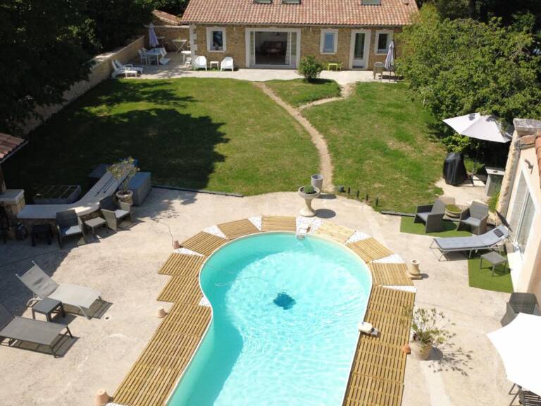 Maison de 220 m2 à Gizay avec deux logements indépendants, 5 chambres, jardin, piscine — photo 1