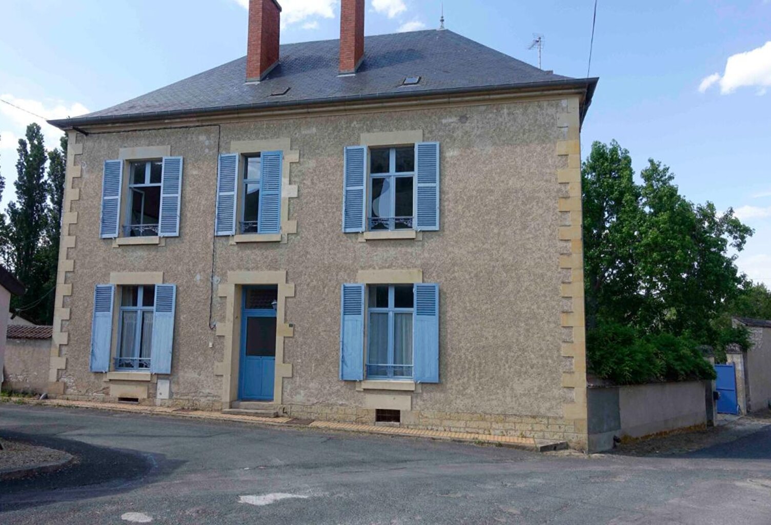 Maison Bengy Sur Craon 7 pièce(s) 210 m2 avec dépendances entièrement rénovée — photo 1
