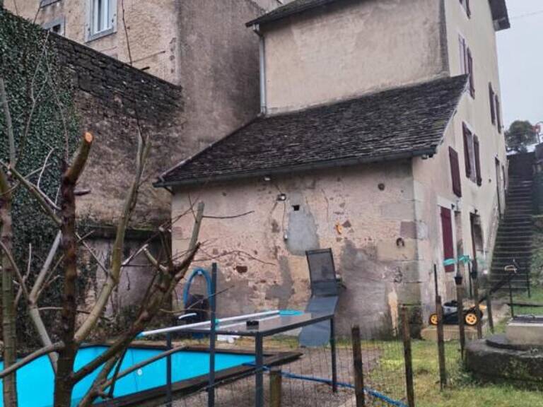 70200- FOUGEROLLES-SAINT- VALBERT Immeuble composé de 2 logements sur un terraint d'environ 16 ares et constructible — photo 1