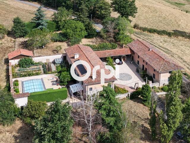 Corps de ferme rénové unique dans les Monts du Lyonnais – Deux habitations, piscine et calme absolu — photo du bien