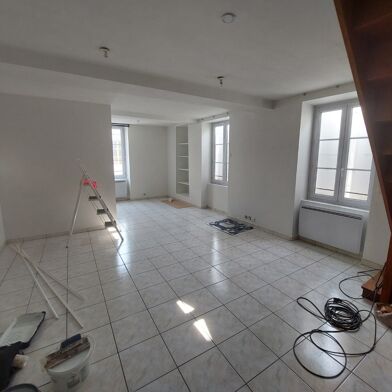 Appartement 4 pièces 834 €
