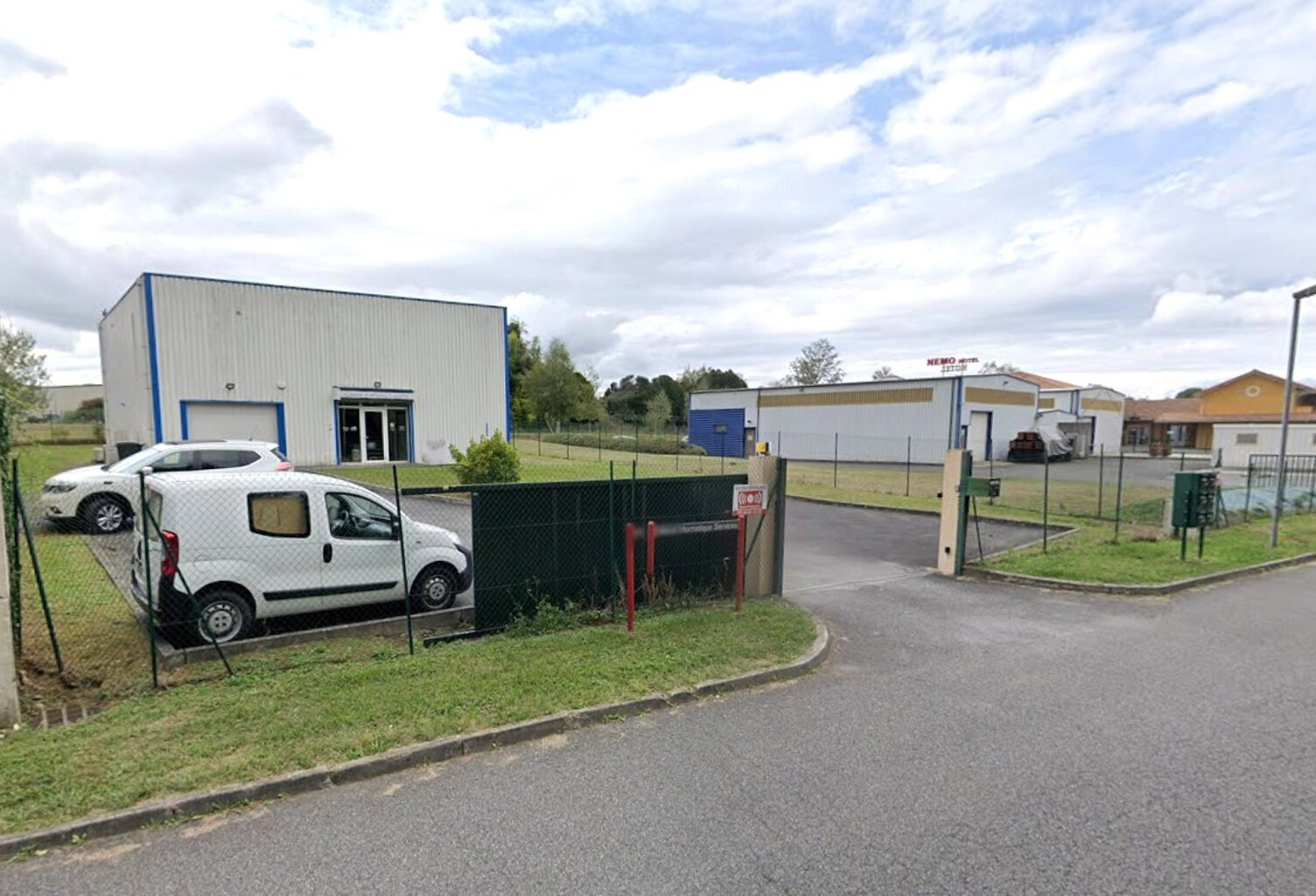 Bureaux 400 m2 - Sauvagnon — photo 1