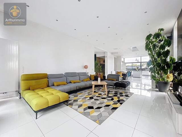 Maison Comtemporaine 7 pièces avec Piscine — photo du bien