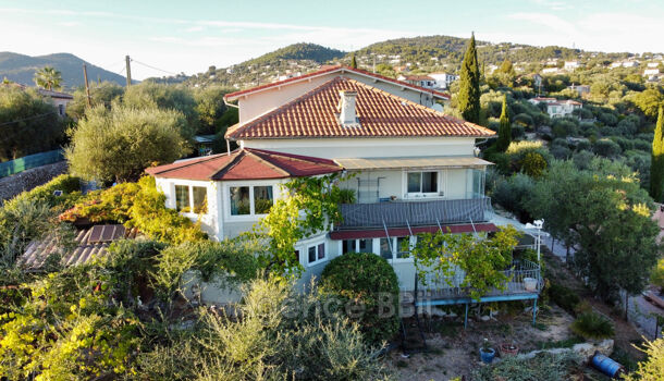 Villa / Maison 7 pièces  à vendre Saint-André-de-la-Roche 06730