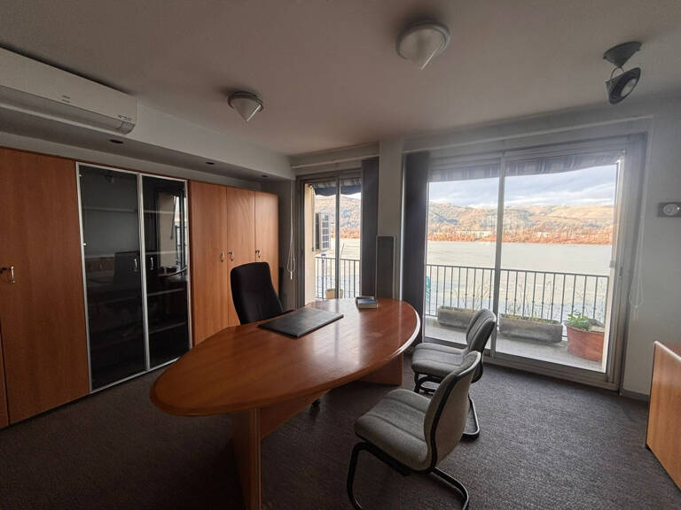 Local commercial rénové de 57.2 m² avec balcon — photo 1