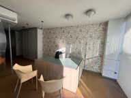 Local commercial rénové de 57.2 m² avec balcon — photo 3