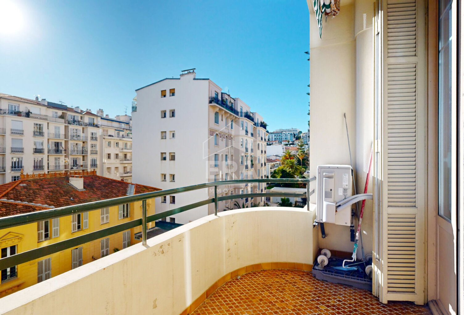 NICE - FLEURS : JOLI 3 PIÈCES TRAVERSANT AVEC PETITE TERRASSE ET BALCON — photo 1