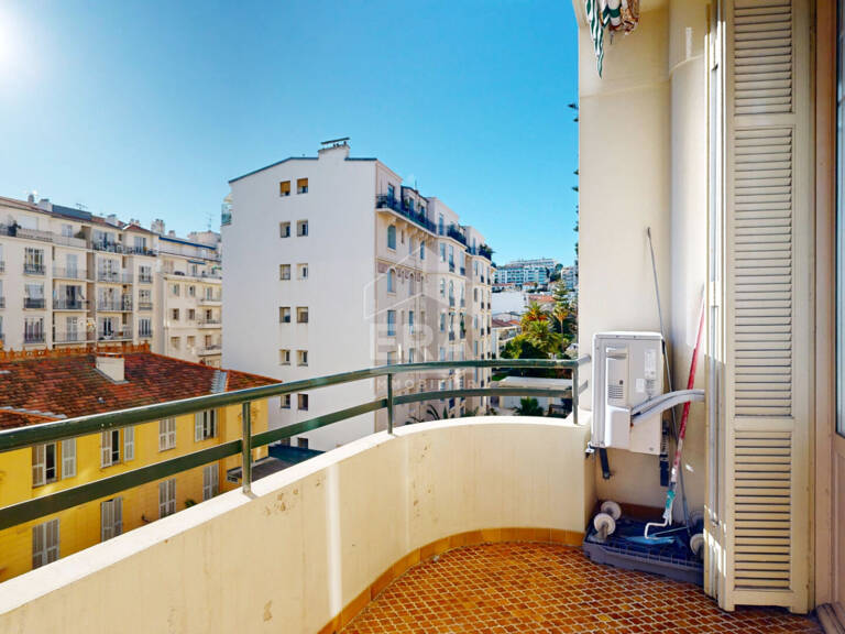 NICE - FLEURS : JOLI 3 PIÈCES TRAVERSANT AVEC PETITE TERRASSE ET BALCON — photo 1