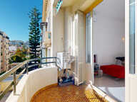 NICE - FLEURS : JOLI 3 PIÈCES TRAVERSANT AVEC PETITE TERRASSE ET BALCON — photo 2