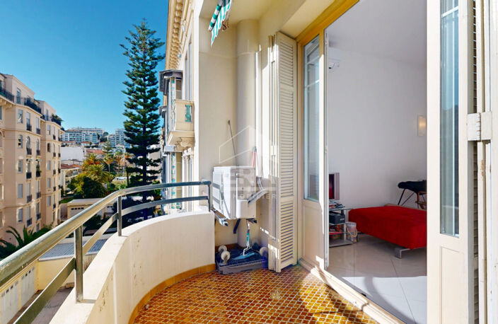 NICE - FLEURS : JOLI 3 PIÈCES TRAVERSANT AVEC PETITE TERRASSE ET BALCON — photo 2