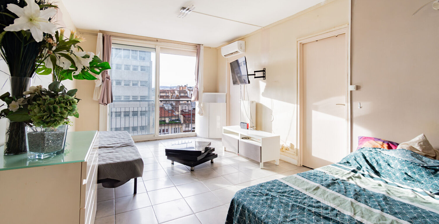Appartement Marseille 1 pièce(s) 32 m2 - Vue Notre Dame de la Garde — photo 1