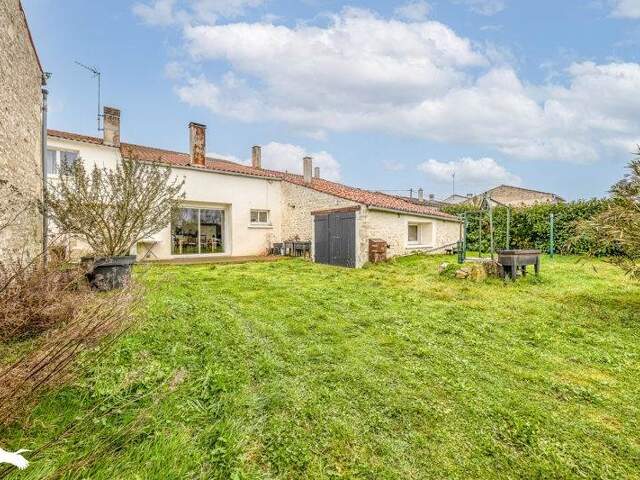 Maison en pierre de 5 pièces principales — photo du bien