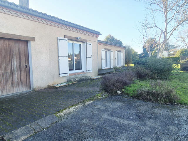 Maison de plain-pied avec dépendances   Villeneuve-la-Comptal — photo du bien