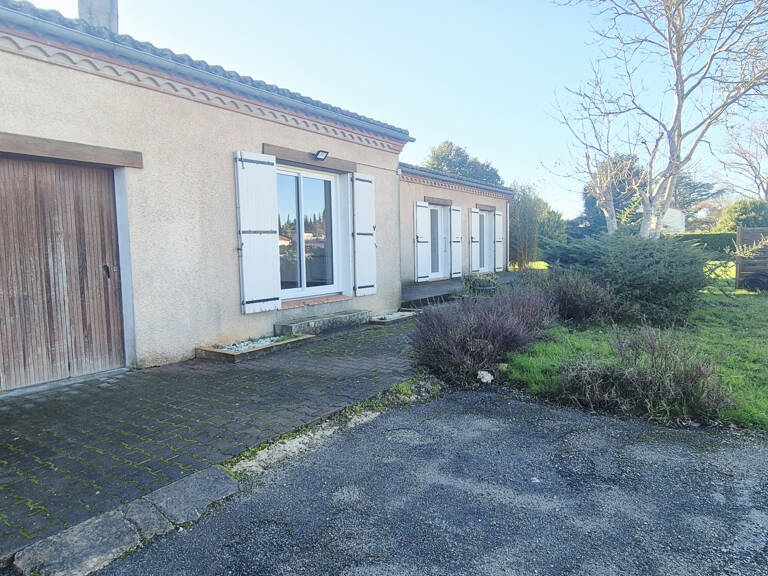 Maison de plain-pied avec dépendances   Villeneuve-la-Comptal — photo 1