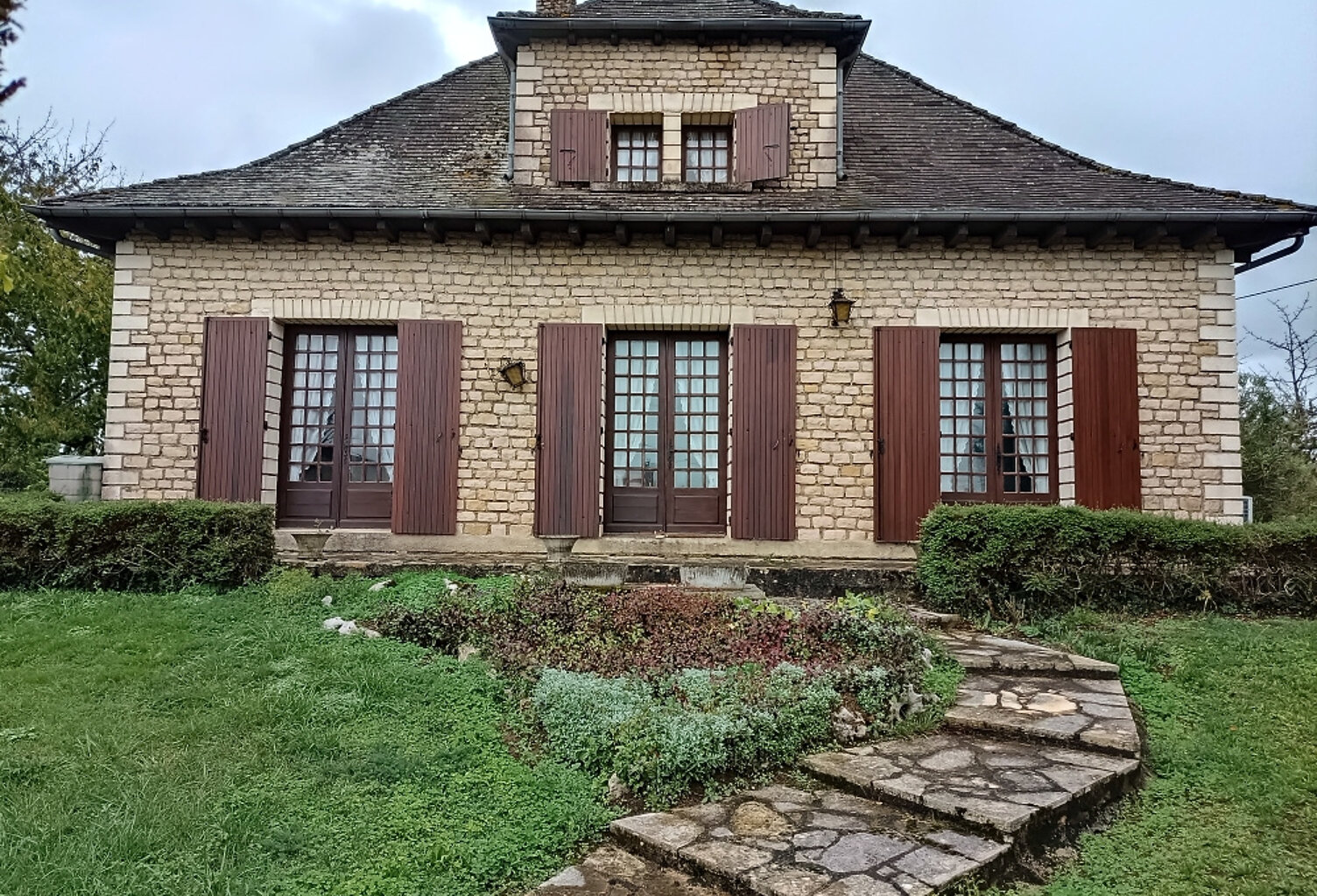 Venez découvrir cette agréable maison à rénover dans un quartier calme et proche des commerces — photo 1