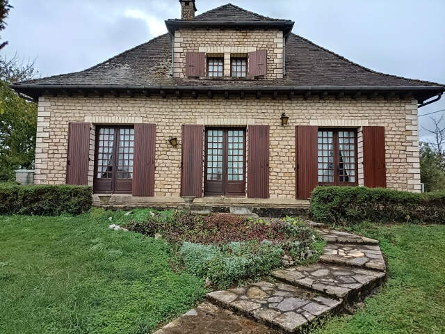 Venez découvrir cette agréable maison à rénover dans un quartier calme et proche des commerces — photo du bien