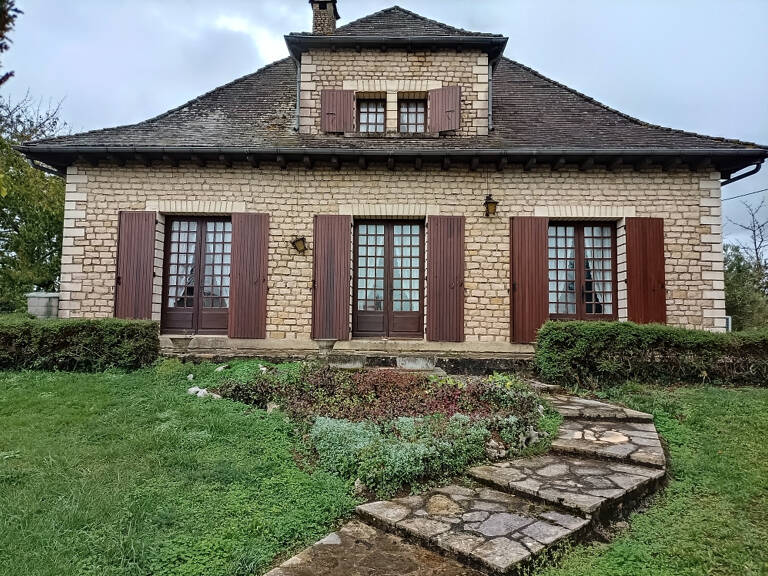Venez découvrir cette agréable maison à rénover dans un quartier calme et proche des commerces — photo 1