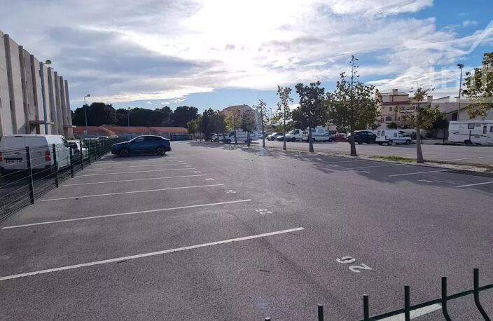 VENTE - ST CYPRIEN PORT 66750 - PLUSIEURS PLACES DE PARKING SECU — photo 3