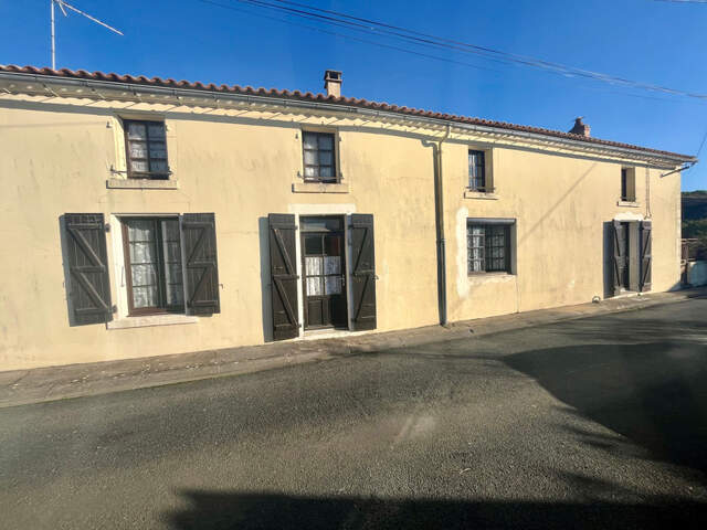 LE GUE DE VELLUIRE (85770) AU CALME ABSOLU MAISON EN PIERRES AVEC GRANGES ET DEPENDANCES SUR 4500M² — photo du bien