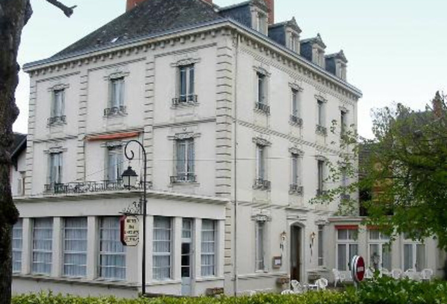 À Vendre – Hôtel** Restaurant – Bourbon-l’Archambault (03160) — photo 1