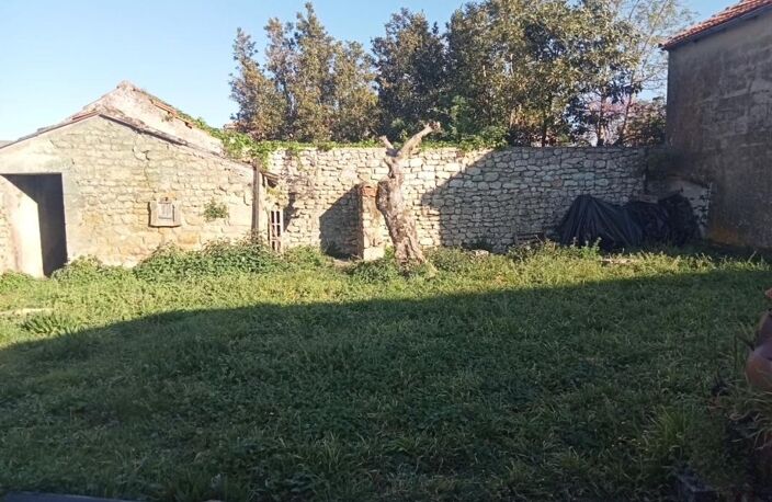 Nieulle-sur-Seudre, maison de bourg à rénover avec jardin et garage — photo 2