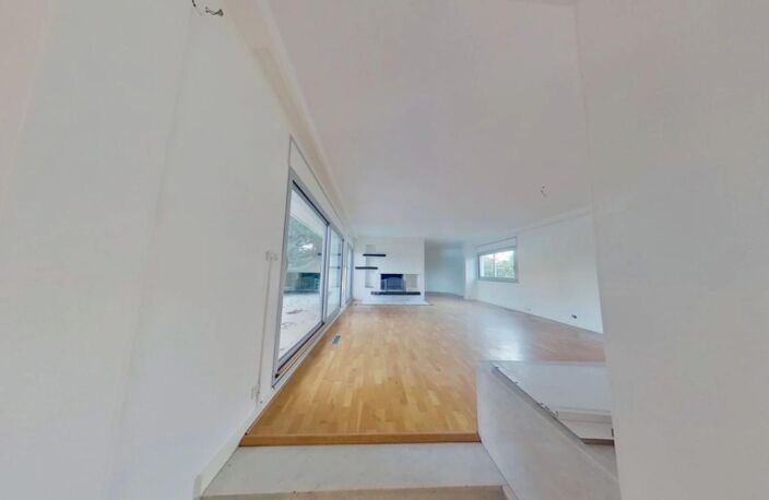 Maison familiale de 240 m² sur 750 m² de terrain – Secteur Pasteur à Vénissieux — photo 3