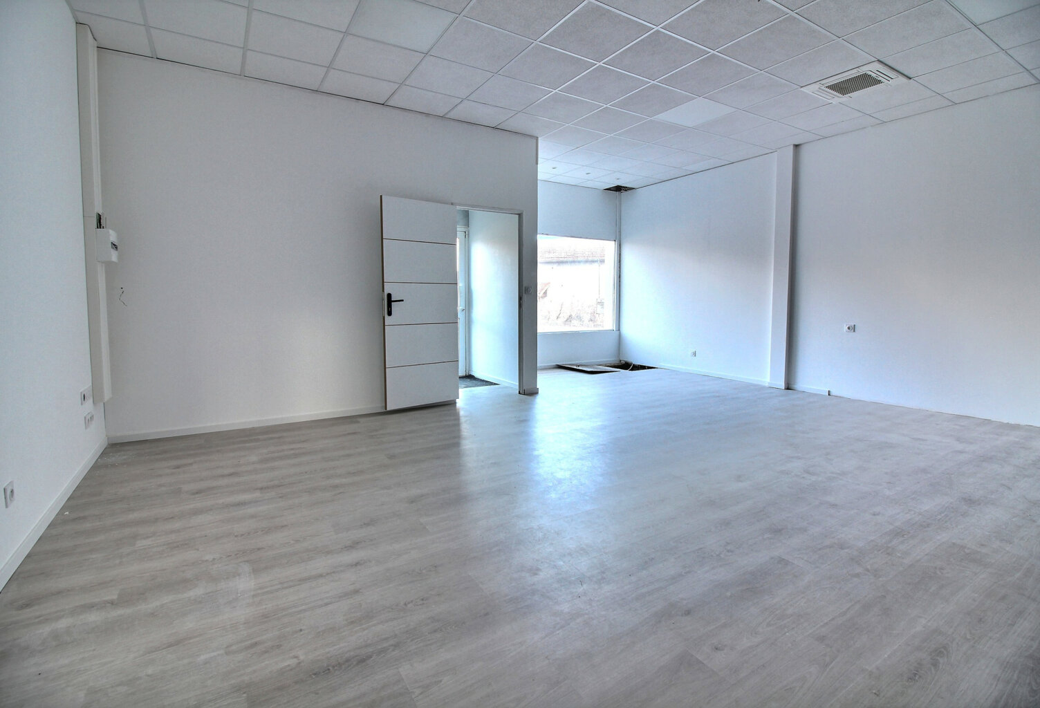 Local commercial 110 m2   Belle visibilité   Centre de Vaugn — photo 1