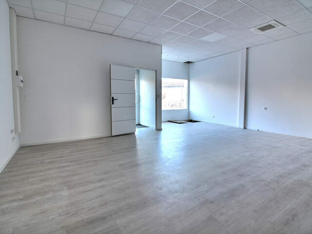 Local commercial 110 m2   Belle visibilité   Centre de Vaugn — photo du bien