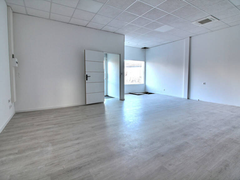 Local commercial 110 m2   Belle visibilité   Centre de Vaugn — photo 1