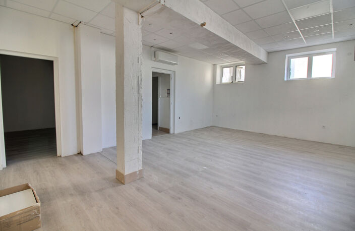 Local commercial 110 m2   Belle visibilité   Centre de Vaugn — photo 2