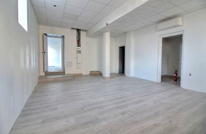 Local commercial 110 m2   Belle visibilité   Centre de Vaugn — photo 3