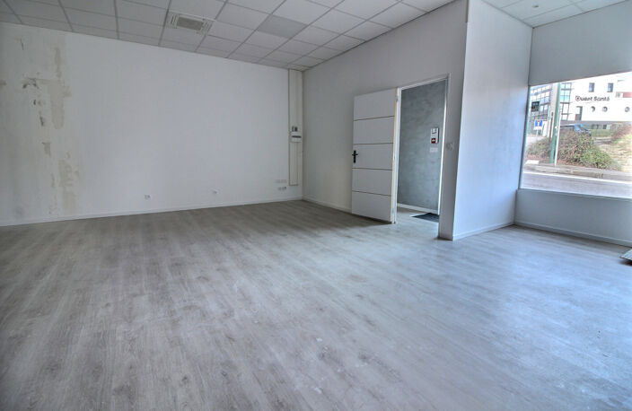 Local commercial 110 m2   Belle visibilité   Centre de Vaugn — photo 4